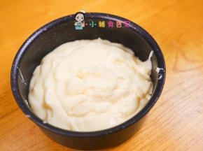 容器内铺一张油纸，表面抹平后冰箱冷藏三小时