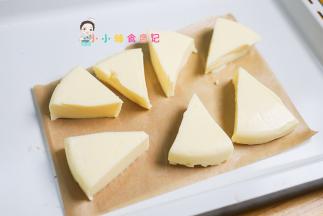 脱模后切块表面抹上蛋黄