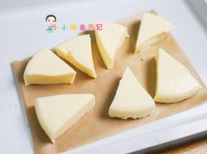 脱模后切块表面抹上蛋黄