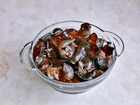 首先将黑木耳冷水泡发。