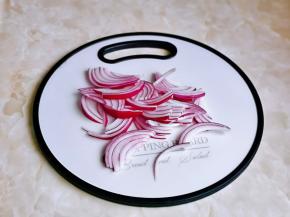 洋葱去皮切丝。