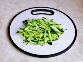 黄瓜洗干净，切丝。