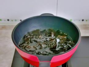 黑木耳焯水，水烧开后，下木耳，大火煮2-3分钟即可。