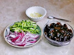 捞出立即过冷水，这样黑木耳的口感清脆，蒜去皮切碎。