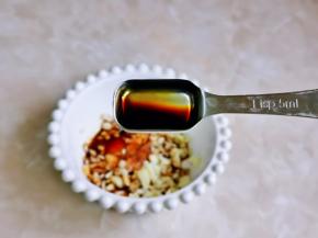 蒜末放入小碗中，加入生抽。