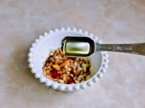 再加入米醋，搅拌均匀。