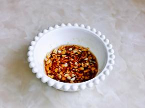 再淋上一勺热油，搅拌均匀，晾凉。