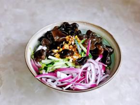 准备好的食材混合在一起，再倒入酱汁，拌均匀即可。