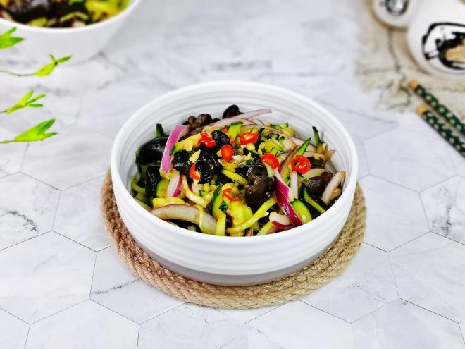 洋葱黄瓜拌木耳