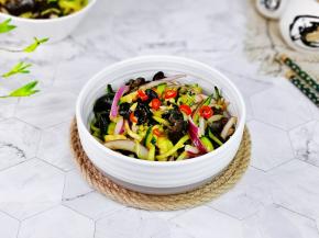 撒上红辣椒段。