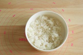 准备好米饭一碗。刚煮完，放在碗里略微散热。