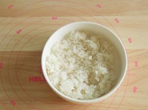 准备好米饭一碗。刚煮完，放在碗里略微散热。