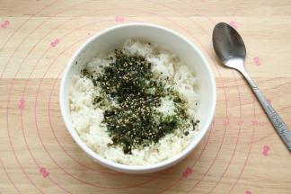 微温热的米饭，倒入5克海苔香松。或者海苔碎也可以。如果是海苔碎的话，可以加一丢丢盐，让米饭带点咸味。