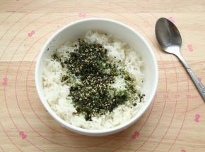 微温热的米饭，倒入5克海苔香松。或者海苔碎也可以。如果是海苔碎的话，可以加一丢丢盐，让米饭带点咸味。