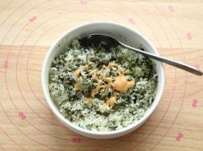 略微拌匀，然后挤入适量千岛酱或者沙拉酱，看个人喜好。