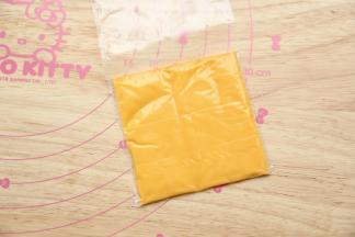 取出芝士片，一切6，或者一切4，就准备2片。