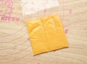 取出芝士片，一切6，或者一切4，就准备2片。