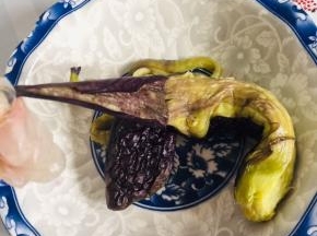 蒸好的茄子放入碗中，撕去茄子皮！