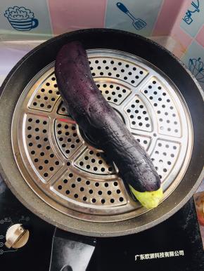 茄子去蒂洗净放入蒸锅中！