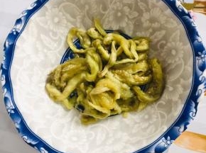 茄子肉撕成条！