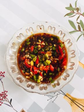 碗中放入蒜末，青红尖椒圈，葱末，1勺辣椒油，3勺生抽，1勺醋，1勺盐，1勺糖，1勺鸡精，1勺香油，1勺花椒油搅拌均匀调成万能料汁儿！