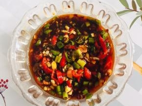 碗中放入蒜末，青红尖椒圈，葱末，1勺辣椒油，3勺生抽，1勺醋，1勺盐，1勺糖，1勺鸡精，1勺香油，1勺花椒油搅拌均匀调成万能料汁儿！