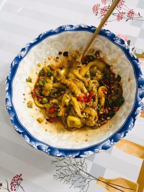 放入三勺我们刚刚调好的万能料汁儿，搅拌均匀即可食用！