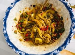 放入三勺我们刚刚调好的万能料汁儿，搅拌均匀即可食用！