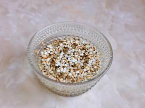 首先我们一定要先把薏米泡上，米淘干净后冷水泡即可。