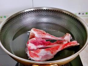 首先将扇骨焯水，冷水下锅，大火烧开煮3分钟，捞出反复冲洗，直到把排骨上的杂质冲洗干净为止。