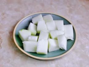 冬瓜去皮，去籽，洗干净再切小块。