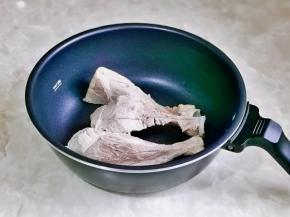 把处理好的排骨放入锅中。