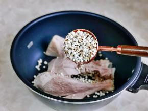 再加入泡好的薏米。