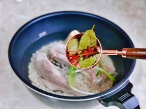 再加入香叶，八角，姜片。