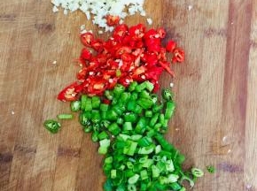 蒜瓣拍碎切成末，红尖椒和青尖椒切成圈，葱切成葱末备用！