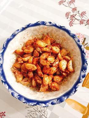 放入适量的万能烧烤撒粉翻拌均匀即可食用！