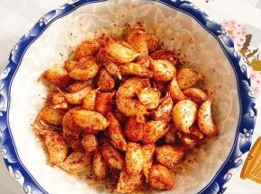 放入适量的万能烧烤撒粉翻拌均匀即可食用！