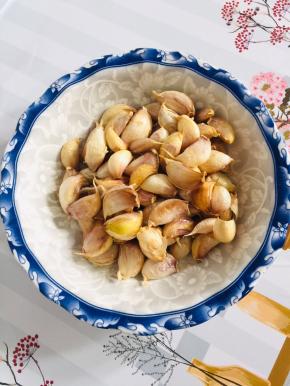 炸好的蒜瓣放入碗中！