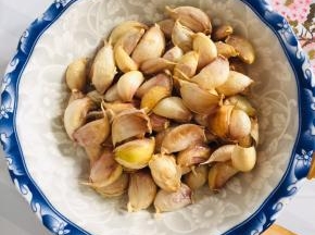 炸好的蒜瓣放入碗中！