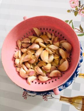 捞出沥干水份备用！最好用厨房纸把蒜瓣再吸一遍水分，以免炸的时候蹦油！