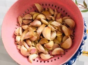 捞出沥干水份备用！最好用厨房纸把蒜瓣再吸一遍水分，以免炸的时候蹦油！