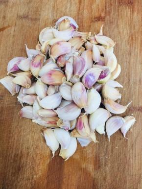 蒜瓣拔去外衣，只留一层薄皮，掰成一瓣一瓣的即可！