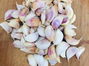 蒜瓣拔去外衣，只留一层薄皮，掰成一瓣一瓣的即可！