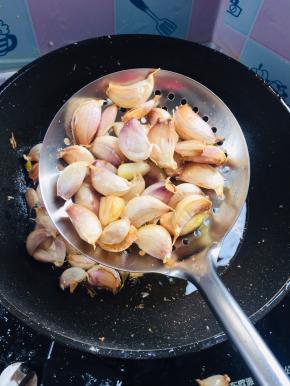 炸至蒜瓣皮开口就可以捞出沥干油份备用了！