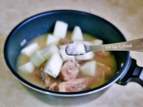 按个人口味加入盐，再把冬瓜煮熟即可断电。