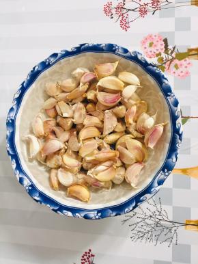 处理好的蒜瓣放进盆中加入适量的水浸泡半个小时！