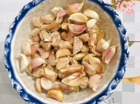 处理好的蒜瓣放进盆中加入适量的水浸泡半个小时！