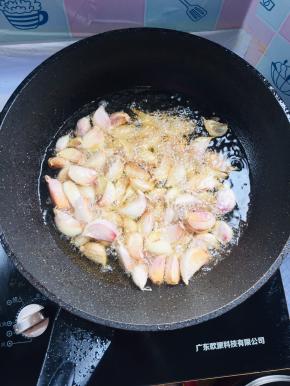 放入蒜瓣中小火慢慢的炸！
