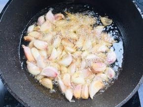 放入蒜瓣中小火慢慢的炸！