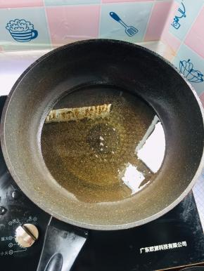 锅烧油倒入适量的油烧至七成热！